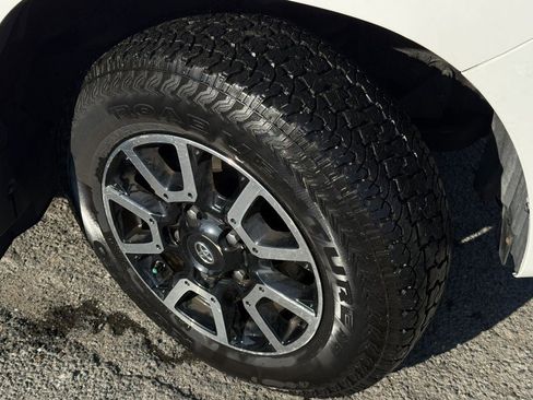 Used 2011 Toyota Land Cruiser image 40