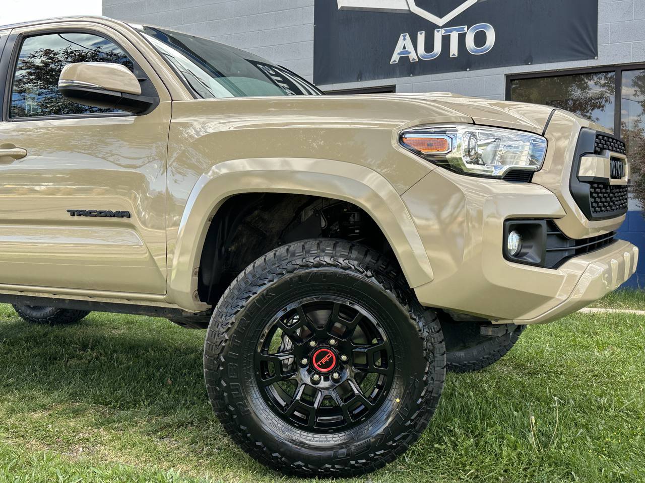 Used 2016 Toyota Tacoma TRD Sport AWD/4WD image 3