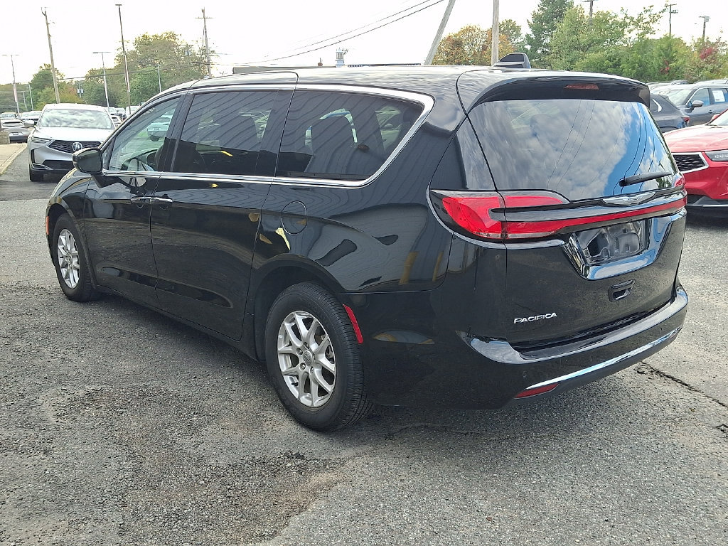 Used 2024 Chrysler Pacifica Touring-L FWD image 6