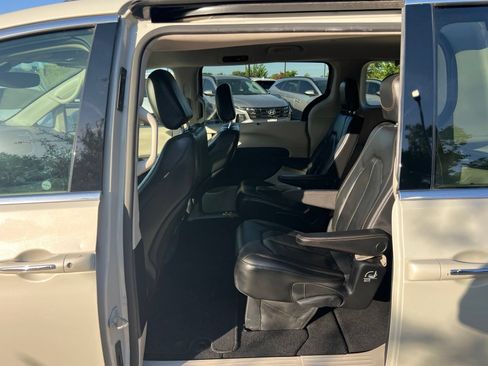 Used 2020 Chrysler Pacifica Touring-L FWD image 18