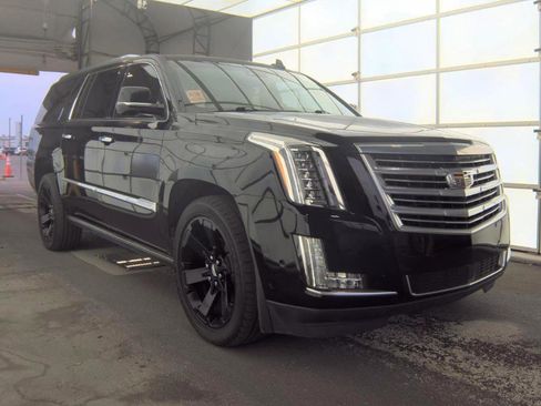 Used 2017 Cadillac Escalade ESV Platinum RWD image 3