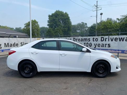 Used 2018 Toyota Corolla LE FWD image 2