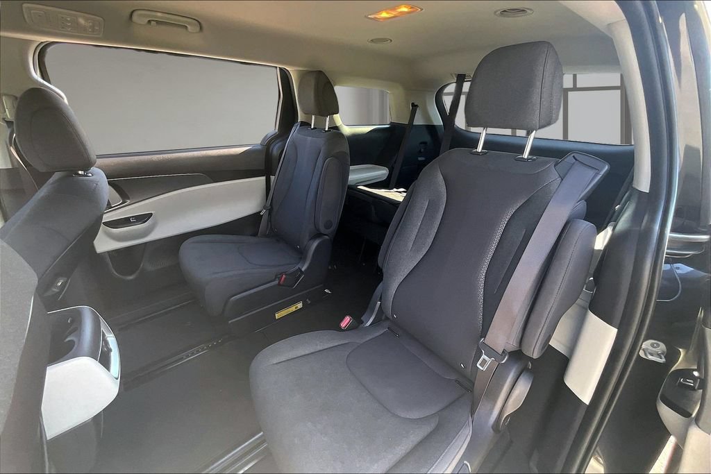 Used 2024 Kia Carnival LX FWD image 21