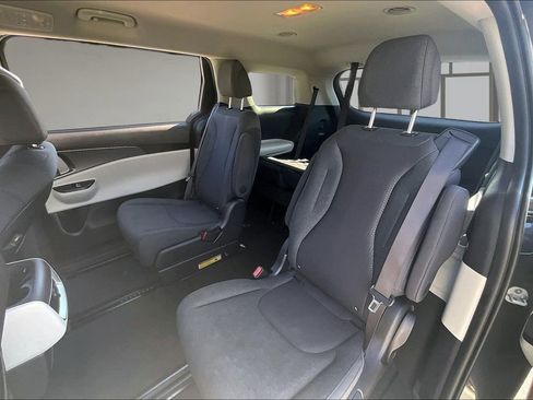 Used 2024 Kia Carnival LX FWD image 21