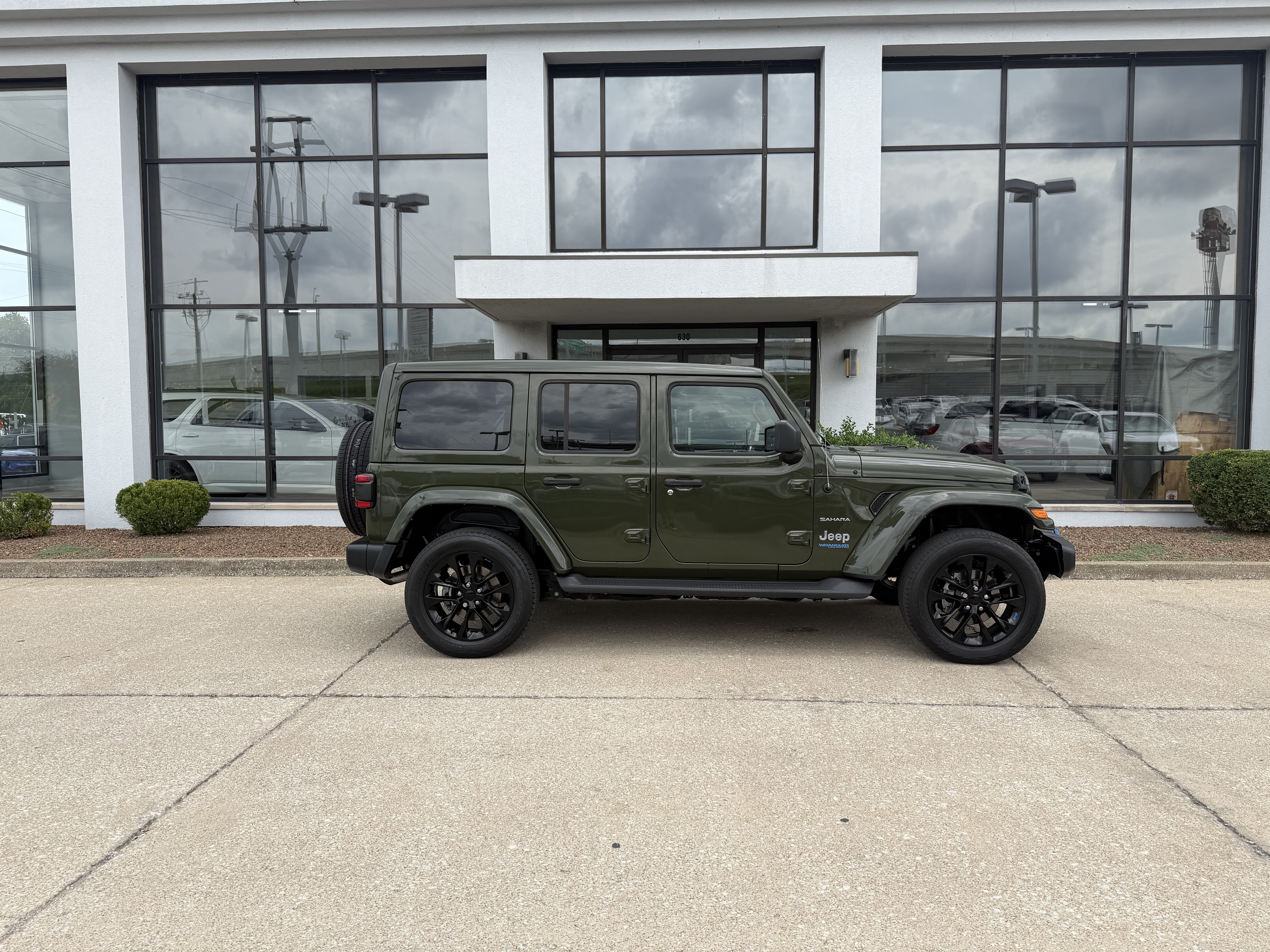 Used 2022 Jeep Wrangler Unlimited Sahara w/ Cold Weather Group AWD/4WD image 3