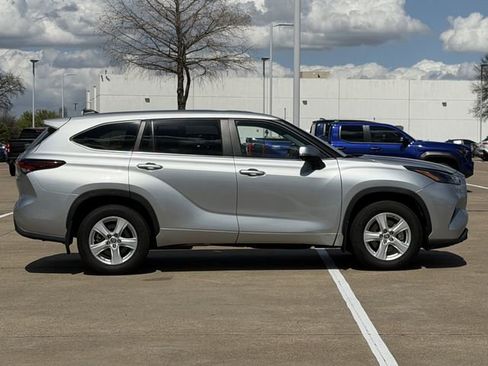 Used 2024 Toyota Highlander LE image 3