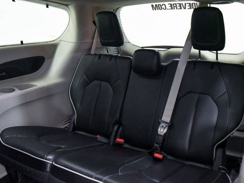 Used 2023 Chrysler Pacifica Limited image 7