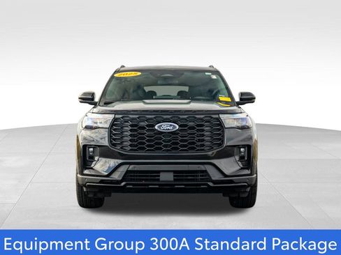 Used 2025 Ford Explorer ST-Line w/ ST-Line Street Pack image 2