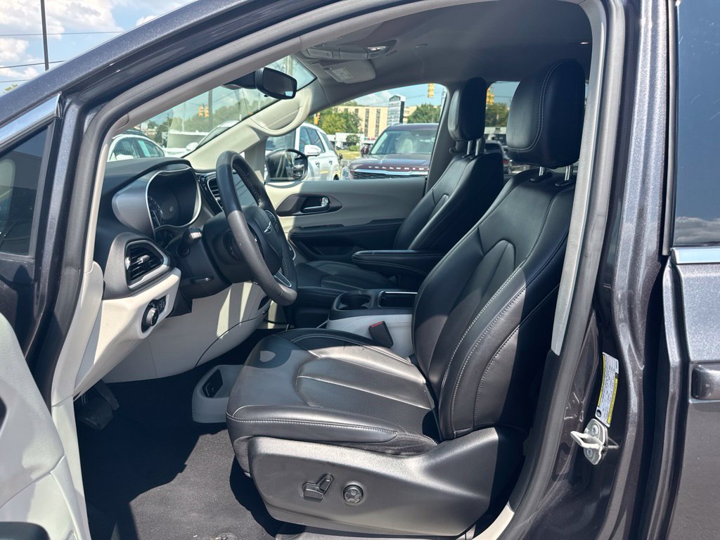 Used 2023 Chrysler Pacifica Touring-L FWD image 12