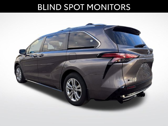 Used 2024 Toyota Sienna Platinum AWD/4WD image 3