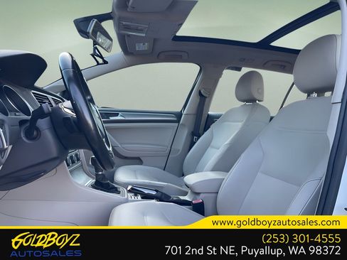 Used 2017 Volkswagen Golf SE image 14