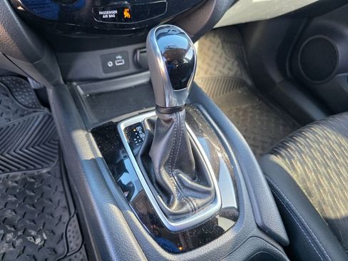Used 2018 Nissan Rogue SV image 17