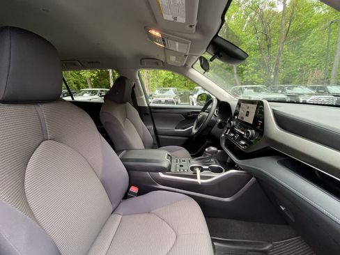 Used 2023 Toyota Highlander LE AWD/4WD image 20