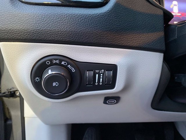 Used 2021 Jeep Compass Limited w/ Sun and Sound Group AWD/4WD image 9