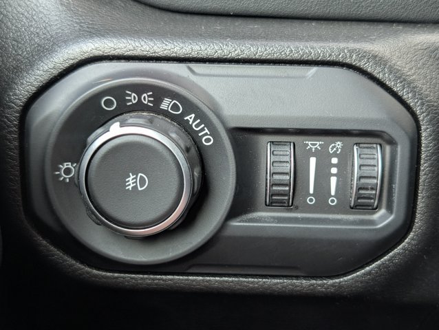Used 2019 Jeep Wrangler Unlimited Sahara w/ Uconnect 4C Nav & Sound Group AWD/4WD image 23