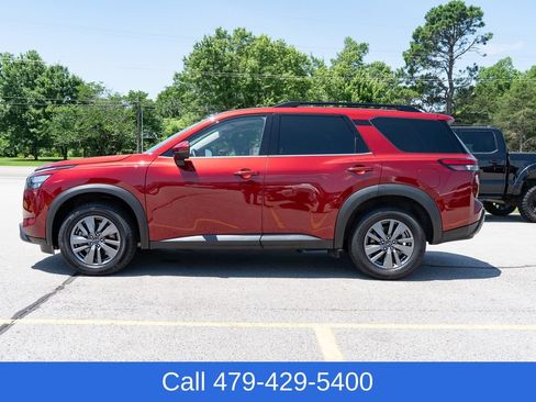 Used 2025 Nissan Pathfinder SV FWD image 3