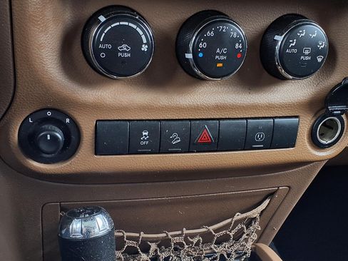 Used 2013 Jeep Wrangler Unlimited Sahara w/ Connectivity Group AWD/4WD image 21