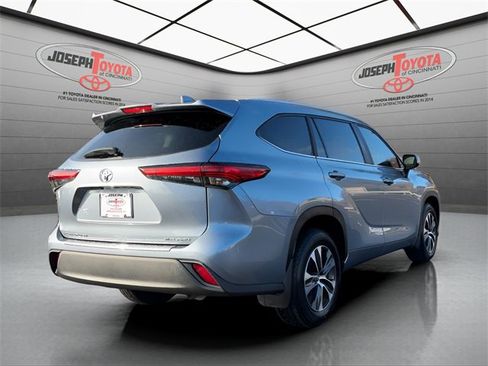 Certified 2023 Toyota Highlander XLE image 13