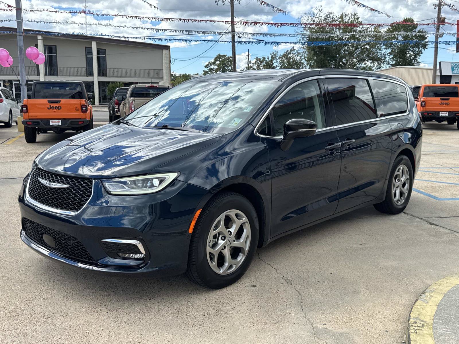 Used 2024 Chrysler Pacifica Limited FWD image 4