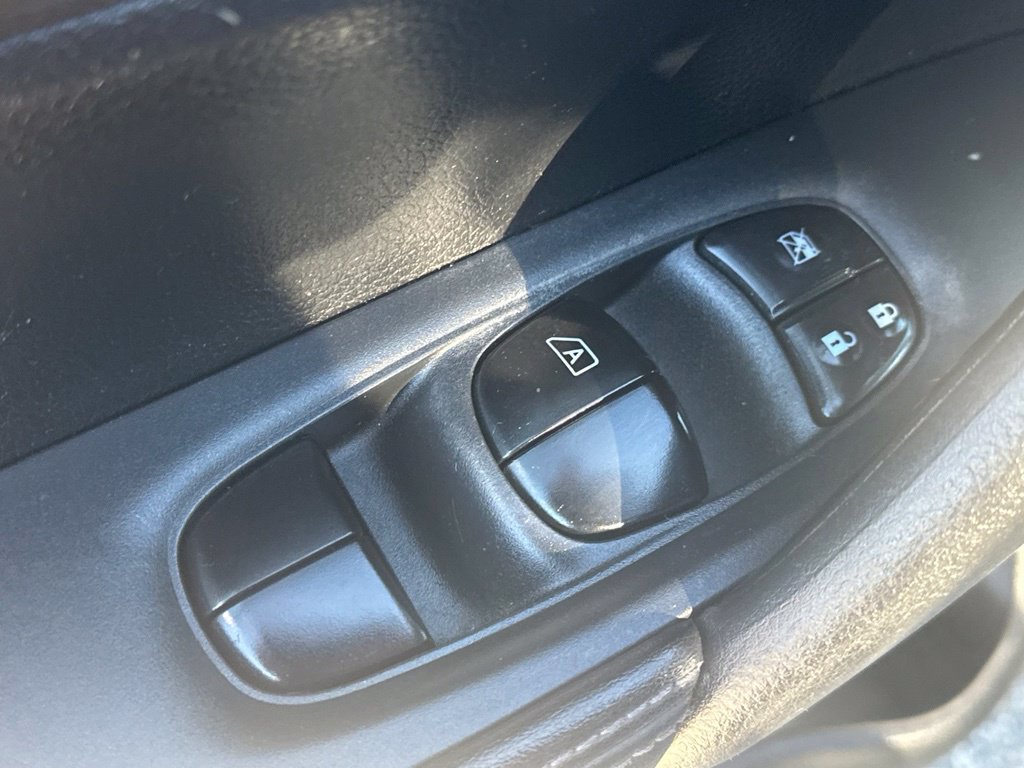 Used 2017 Nissan Rogue SV AWD/4WD image 16