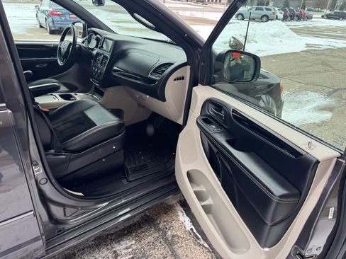 Used 2017 Dodge Grand Caravan SXT image 12