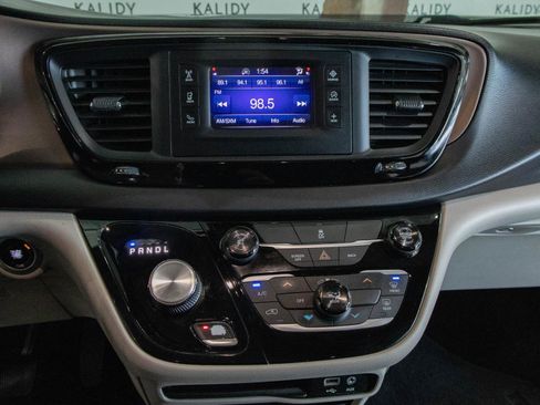 Used 2017 Chrysler Pacifica Touring image 4