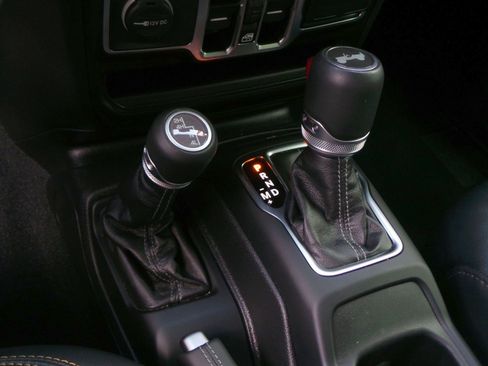 Used 2024 Jeep Wrangler Unlimited Sahara AWD/4WD image 12