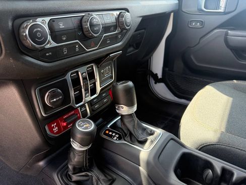 Used 2024 Jeep Gladiator Sport AWD/4WD image 19