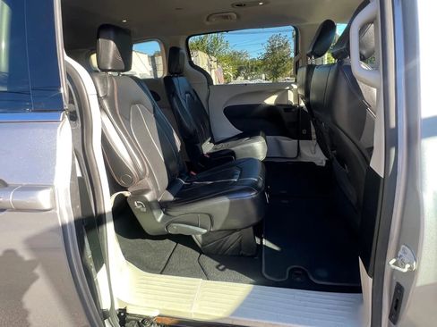 Used 2018 Chrysler Pacifica Touring-L w/ Premium Audio Group image 31