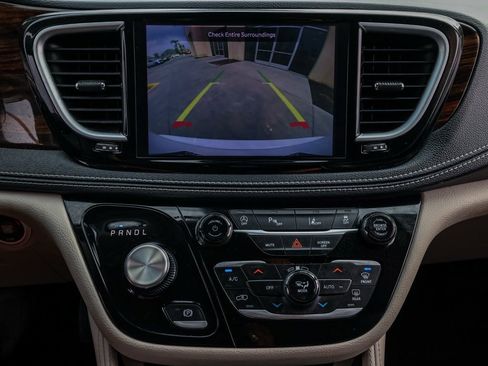 Used 2023 Chrysler Pacifica Limited image 35