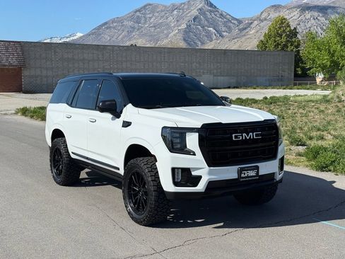 Used 2023 GMC Yukon SLT AWD/4WD image 2