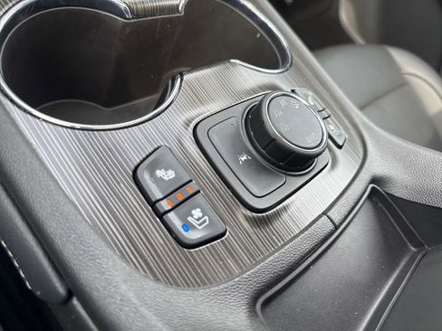 Used 2023 GMC Acadia SLT w/ Elevation Edition image 25