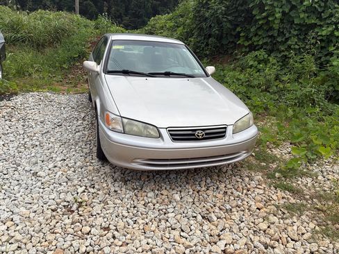 Used 2001 Toyota Camry LE w/ Value Pkg 3 FWD image 4