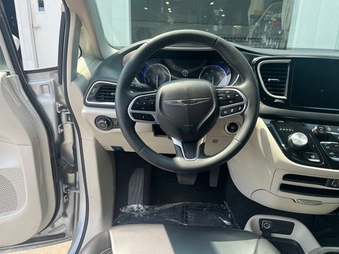 Used 2023 Chrysler Pacifica Touring-L FWD image 14
