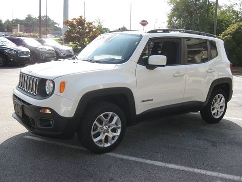 Used 2017 Jeep Renegade Latitude w/ Cold Weather Group AWD/4WD image 4