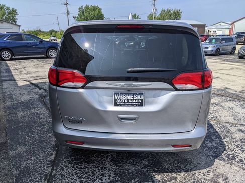 Used 2017 Chrysler Pacifica Touring FWD image 4