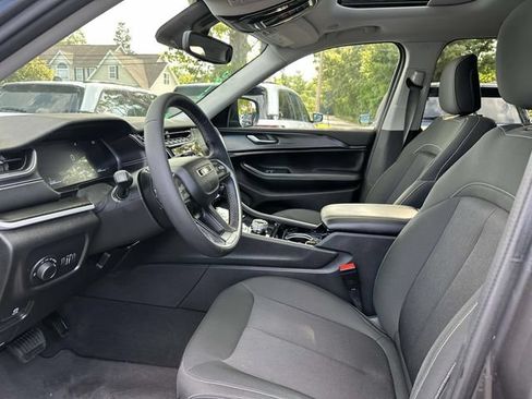 Used 2023 Jeep Grand Cherokee Laredo X AWD/4WD image 10