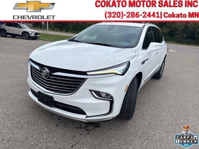 Used 2023 Buick Enclave Essence AWD/4WD image 3