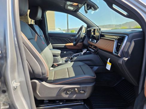 Used 2025 GMC Canyon AT4 w/ AT4 Premium Package AWD/4WD image 10