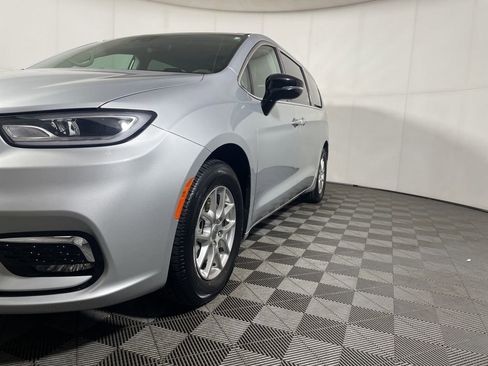 Used 2024 Chrysler Pacifica Touring-L FWD image 25