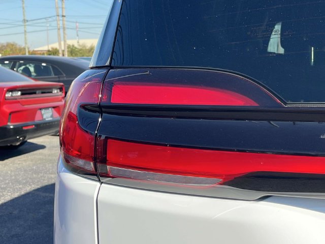 Used 2025 Chrysler Pacifica Limited FWD image 10
