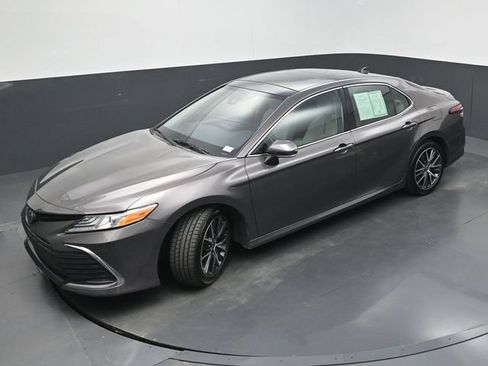 Used 2021 Toyota Camry XLE FWD image 36