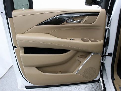 Used 2018 Cadillac Escalade ESV Platinum image 32