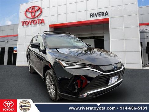 Used 2022 Toyota Venza XLE image 2