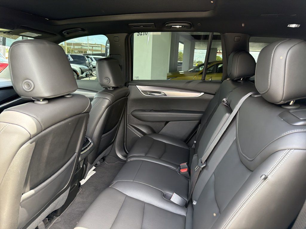 Certified 2025 Cadillac XT6 Luxury FWD image 19