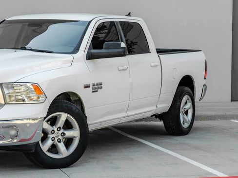 Used 2019 RAM 1500 Big Horn AWD/4WD image 11