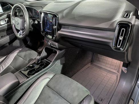 Used 2021 Volvo XC40 P8 Recharge image 21