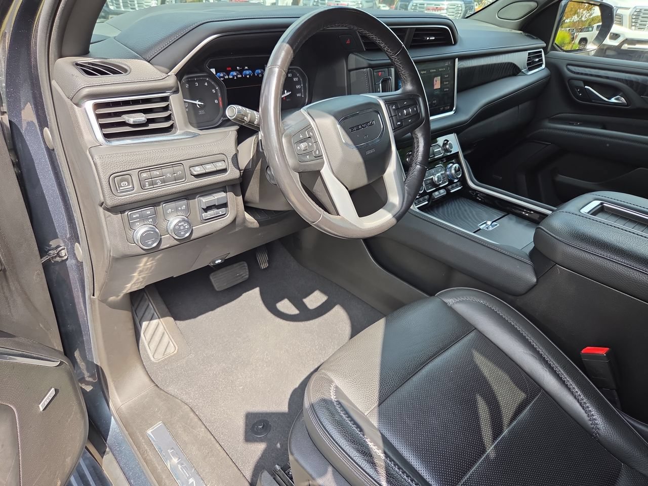 Used 2021 GMC Yukon Denali w/ Denali Ultimate Package AWD/4WD image 10