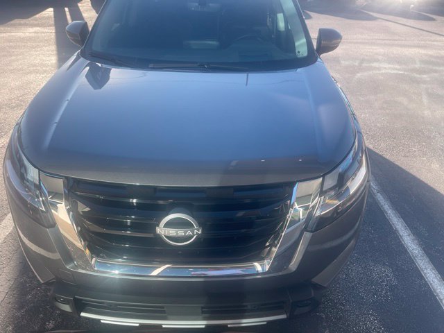 Used 2024 Nissan Pathfinder Platinum FWD image 2