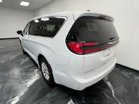 Used 2024 Chrysler Pacifica Touring-L image 20